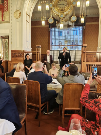 Vpravo nakladatel Robert Rytina, vlevo autor knihy Václav Budínský